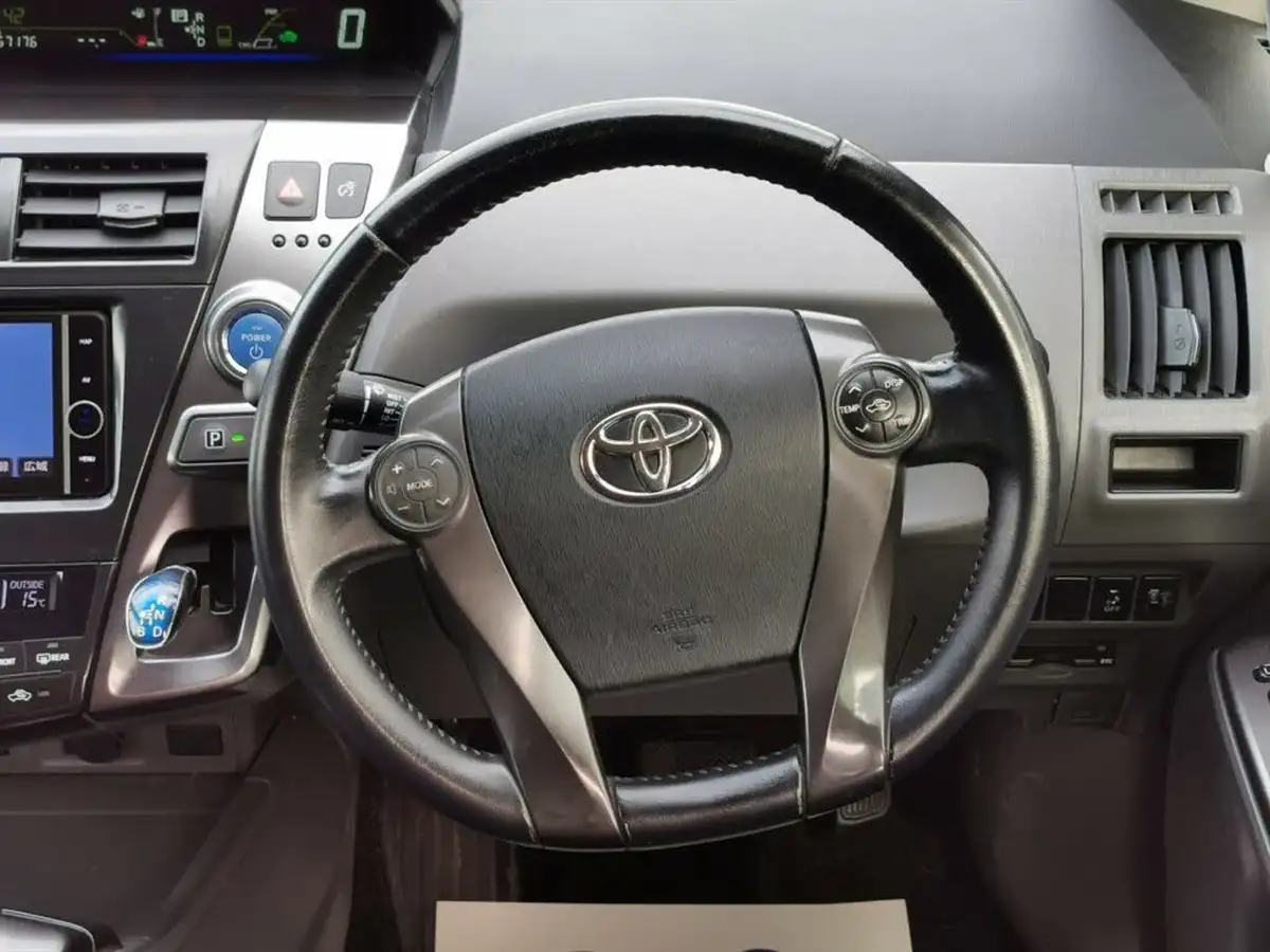 2013-toyota-prius-big-25