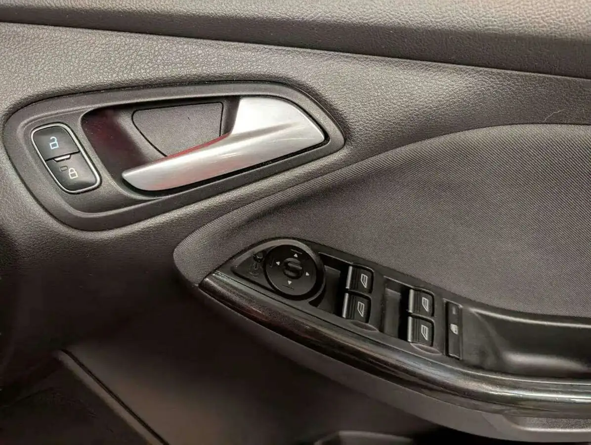 2015-ford-focus-10-titanium-t-125ps-hatchback-big-12