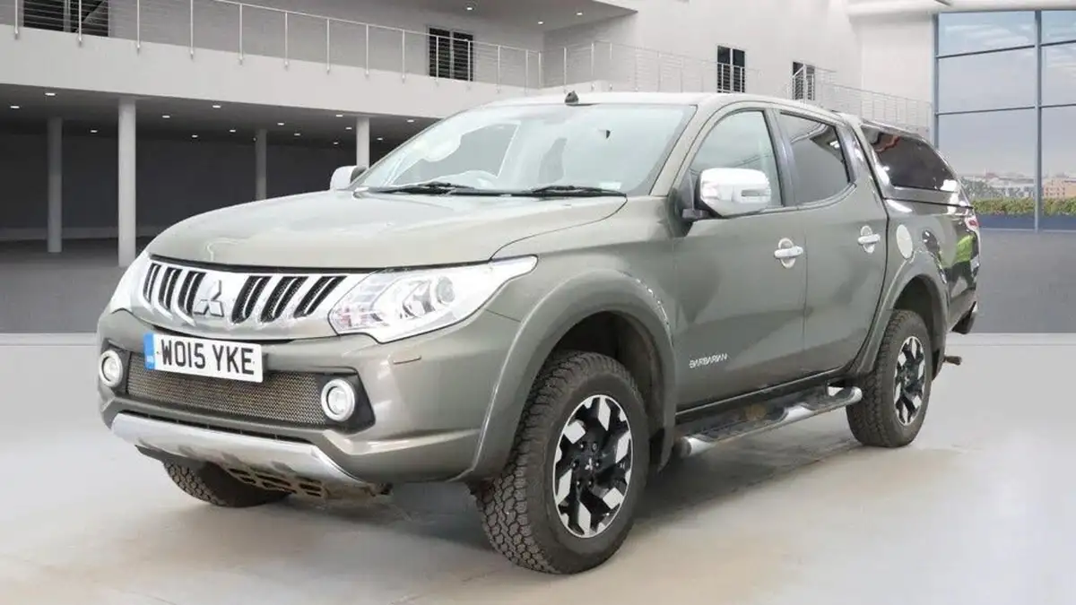 2015-mitsubishi-l200-24di-d-barbarian-auto-big-1