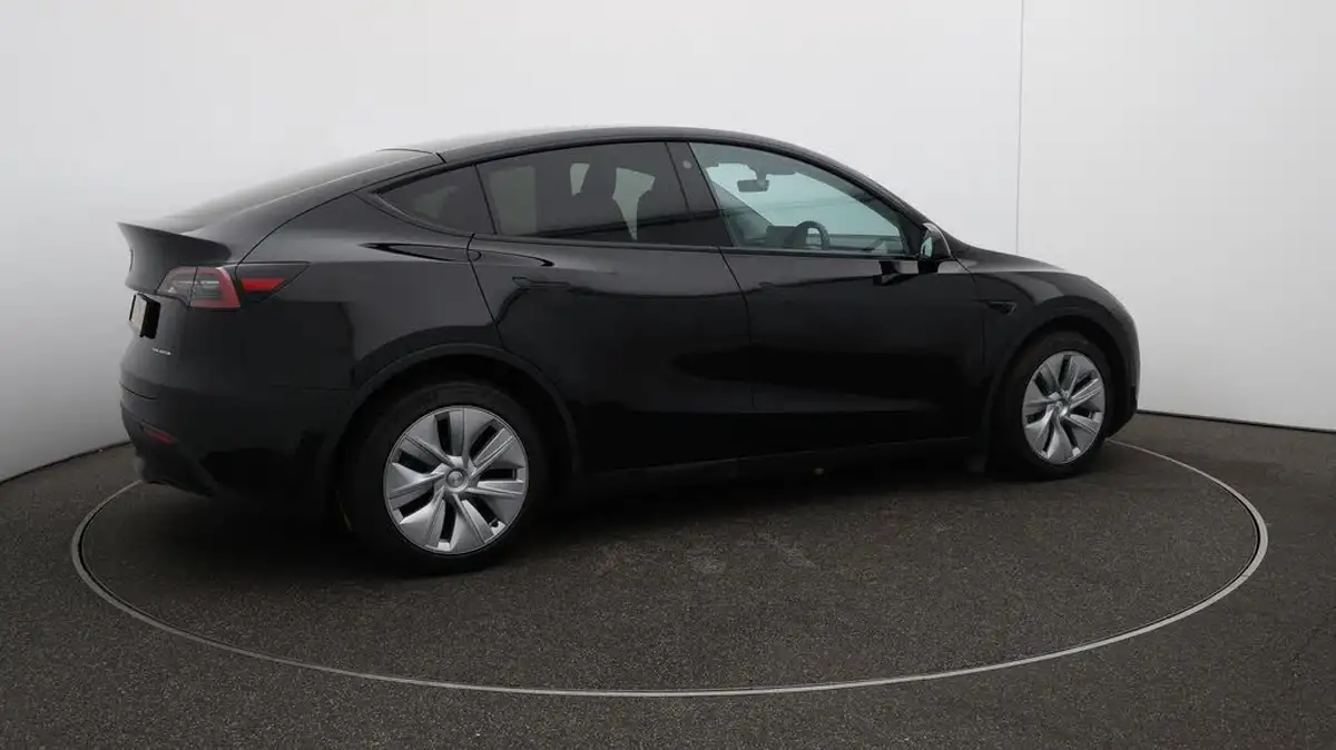 2022-tesla-model-y-e-long-range-big-51