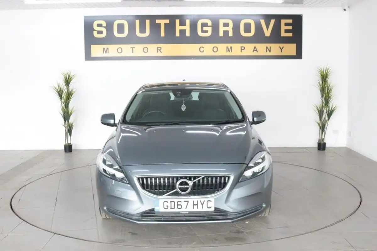 2018-volvo-v40-20-t2-momentum-big-1