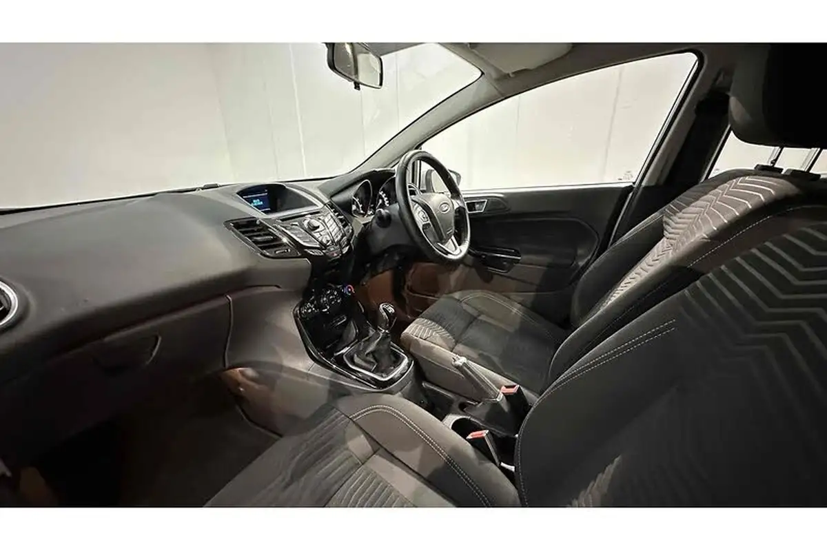 2014-ford-fiesta-125-zetec-5d-big-16