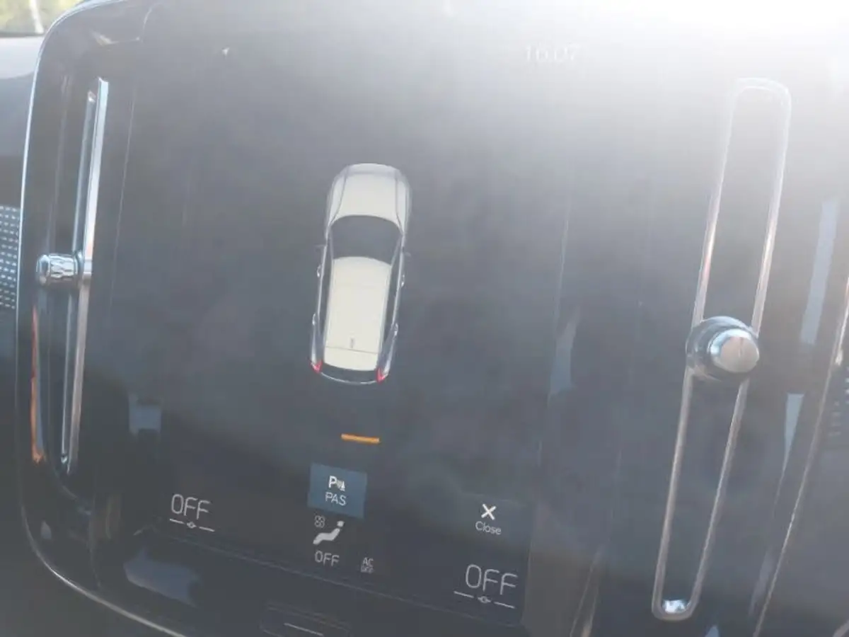 2020-volvo-xc40-15-t3-r-design-big-9