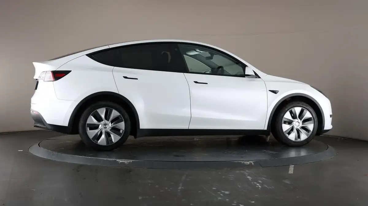 2022-tesla-model-y-e-long-range-big-63