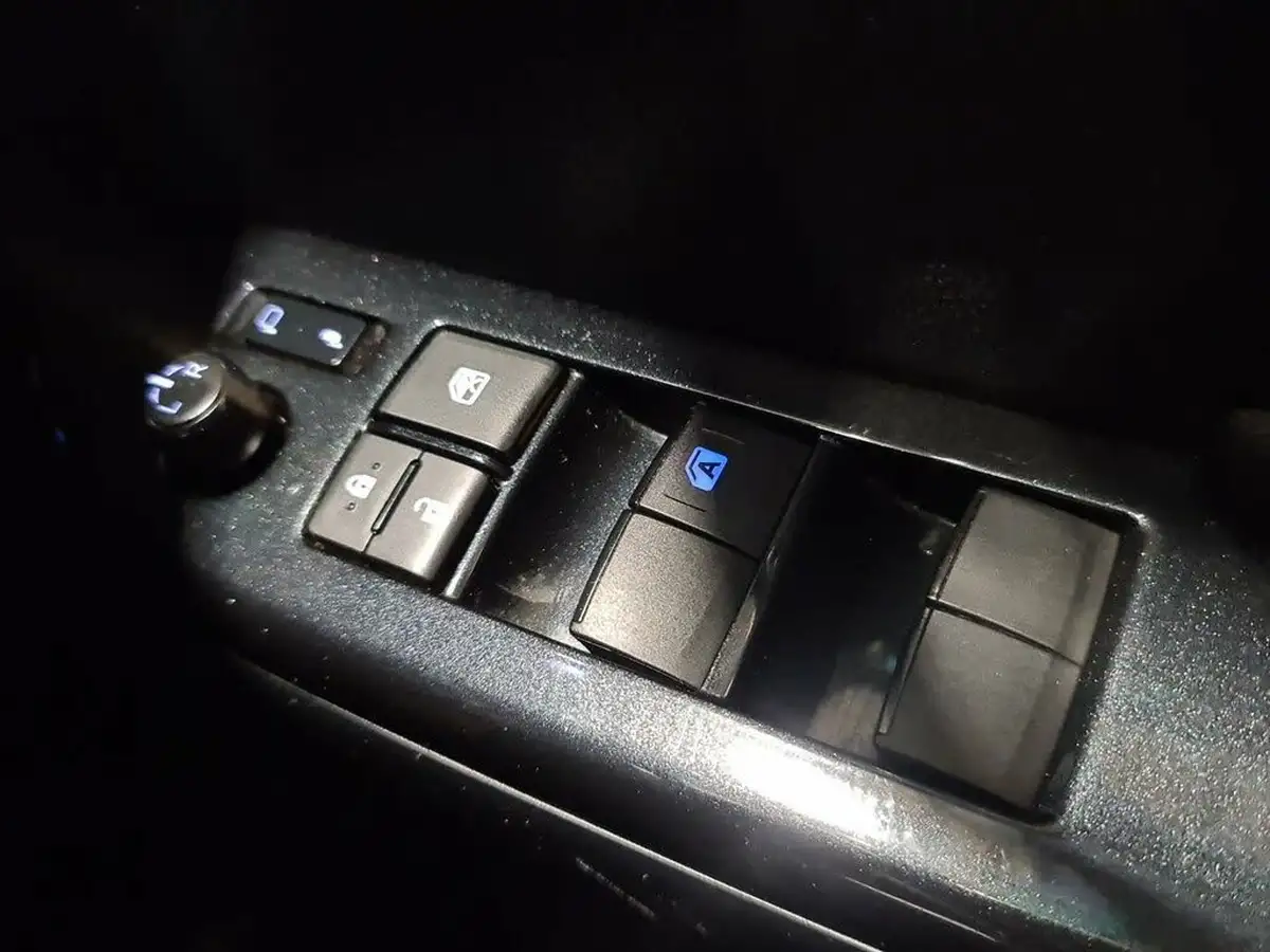 2022-toyota-hi-lux-24d-4d-icon-150hpeu6d-auto-big-34