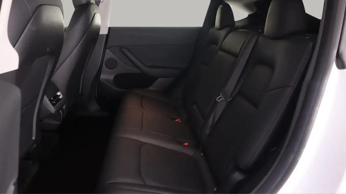 2022-tesla-model-y-e-long-range-big-15