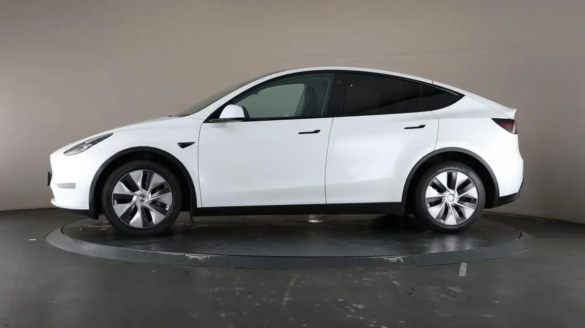 2022-tesla-model-y-e-long-range-big-39