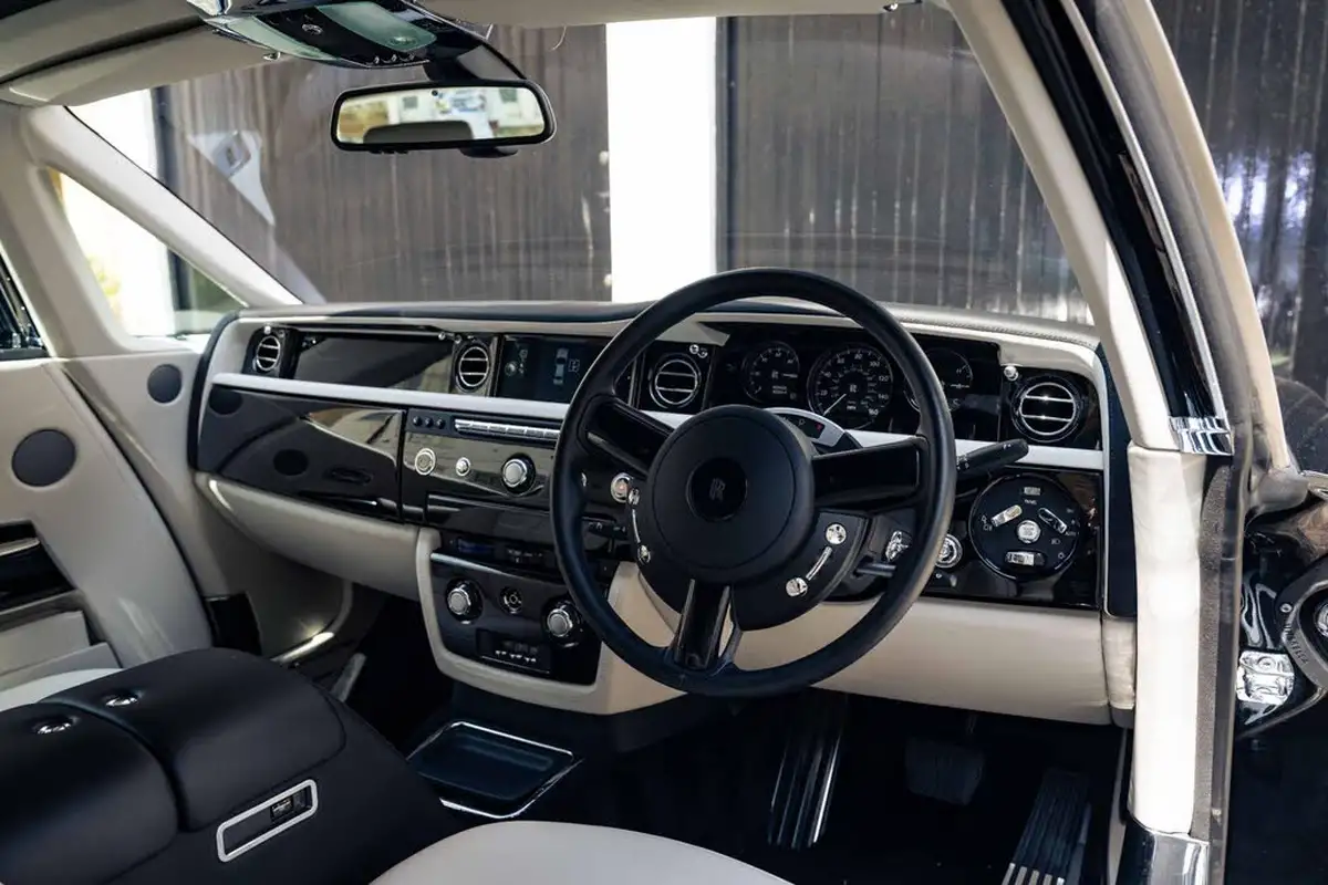 2016-rolls-royce-phantom-big-16