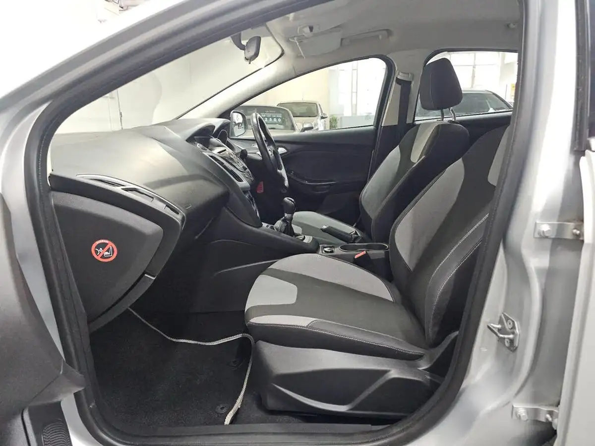2012-ford-focus-10-zetec-100ps-hatchback-big-12
