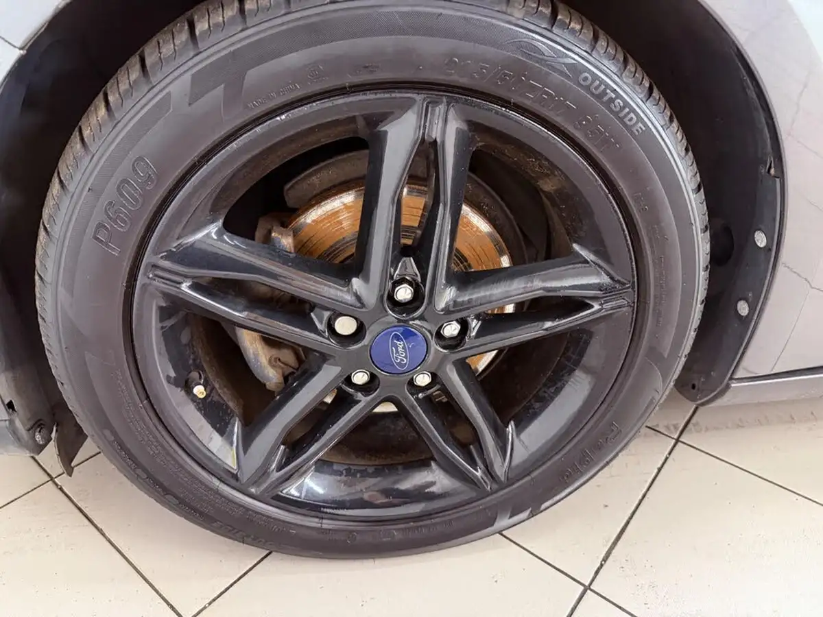 2015-ford-focus-15tdci-zetec-120ps-hatchback-big-23