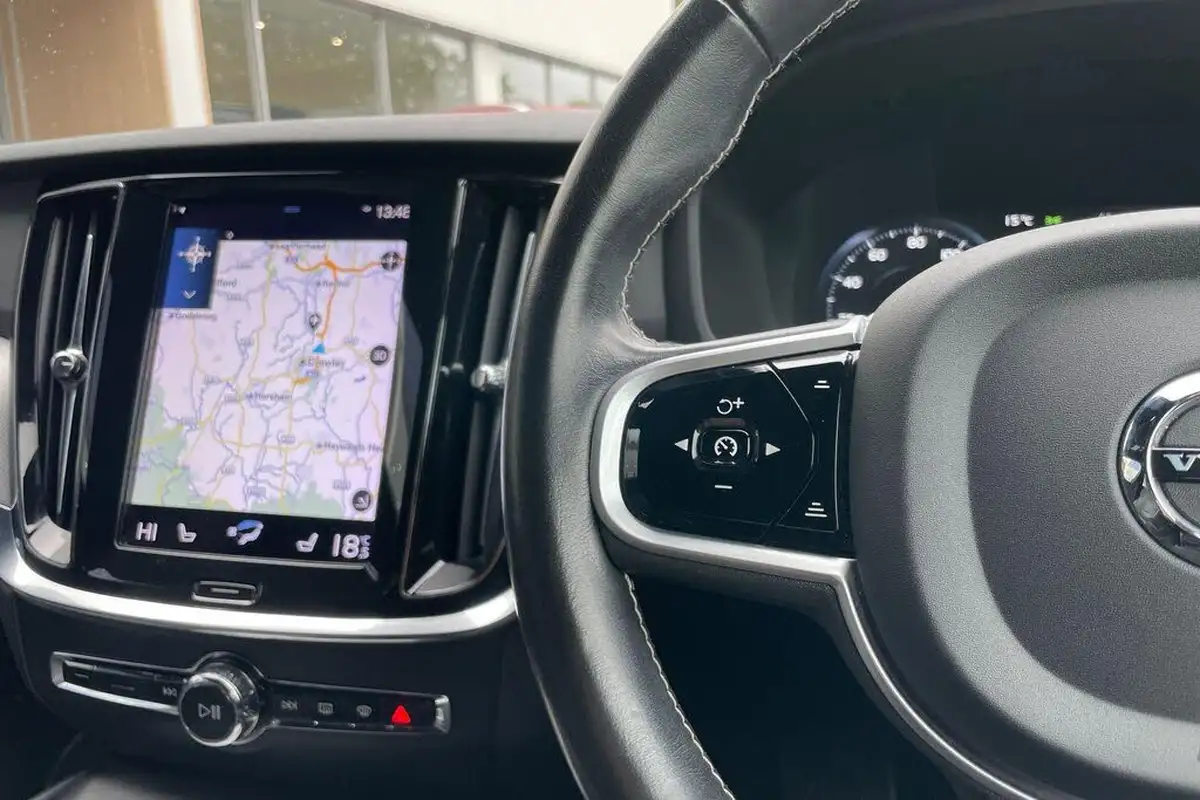 2021-volvo-v60-20-b3-r-design-160bhp-big-34