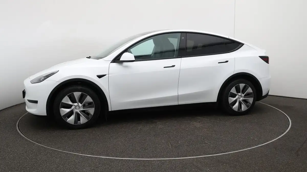 2023-tesla-model-y-e-rwd-big-65