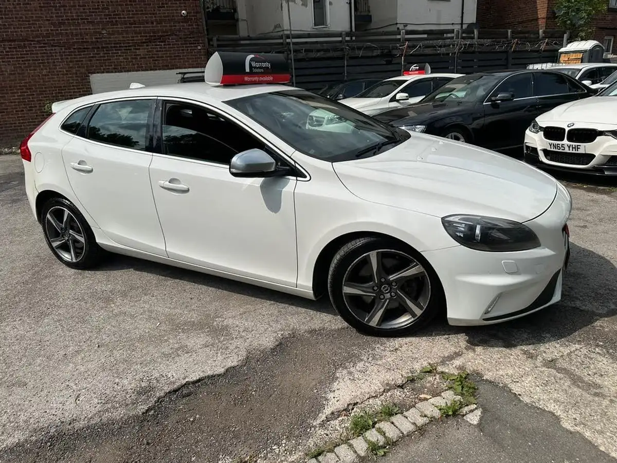 2013-volvo-v40-20td-d4-r-design-big-11