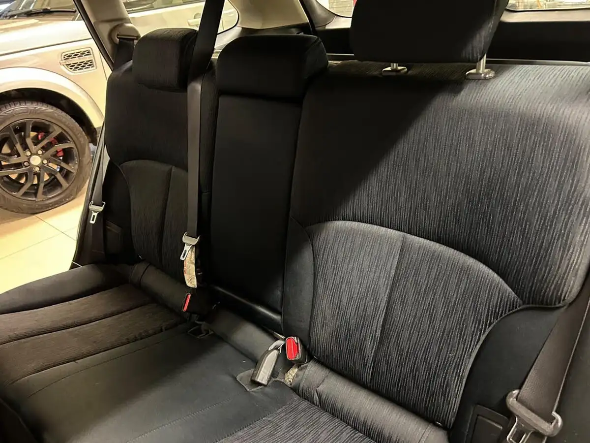 2011-subaru-legacy-20-es-lineartronic-big-24