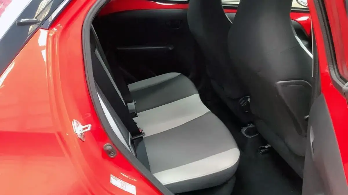 2015-toyota-aygo-10-vvt-i-x-play-5d-big-8