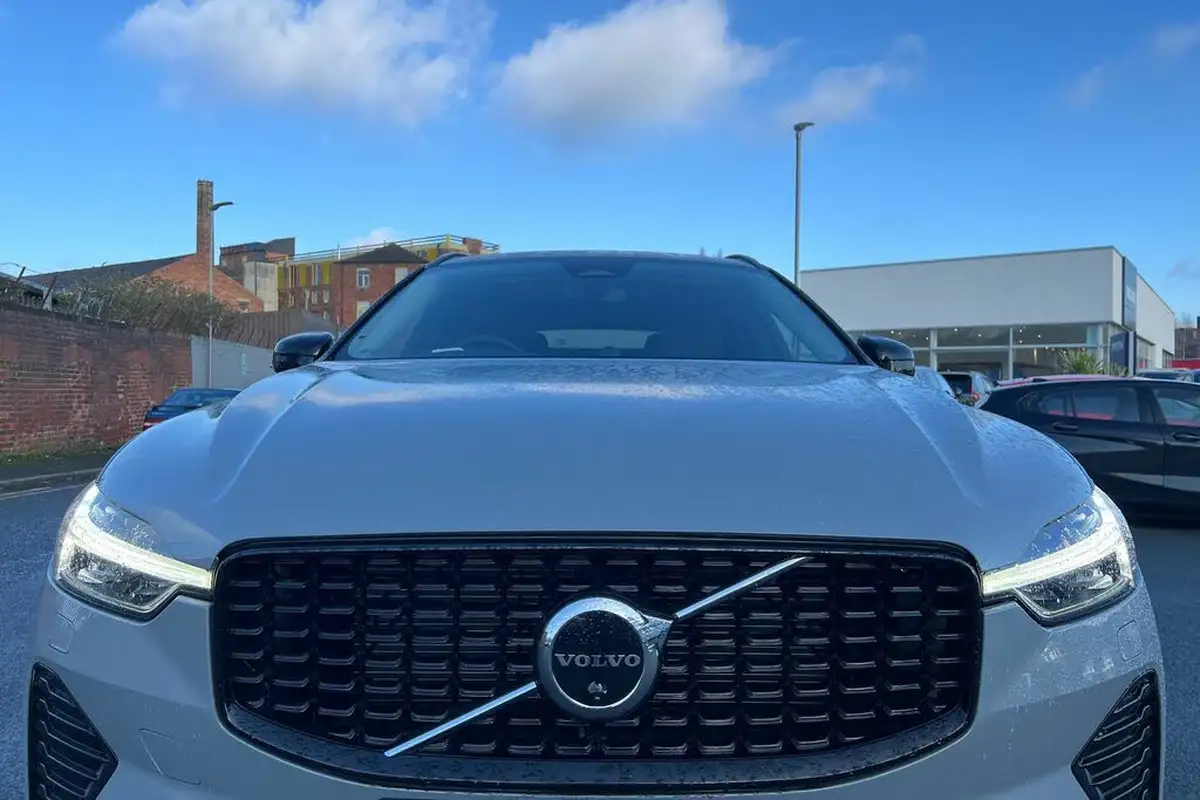 2024-volvo-xc60-20-b5-ultra-dark-big-21