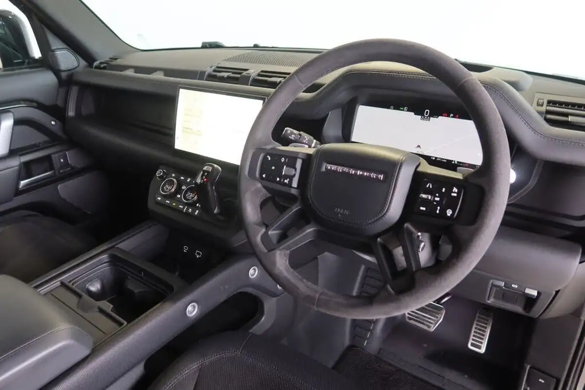 2022-land-rover-110-defender-50-p525-v8-big-4