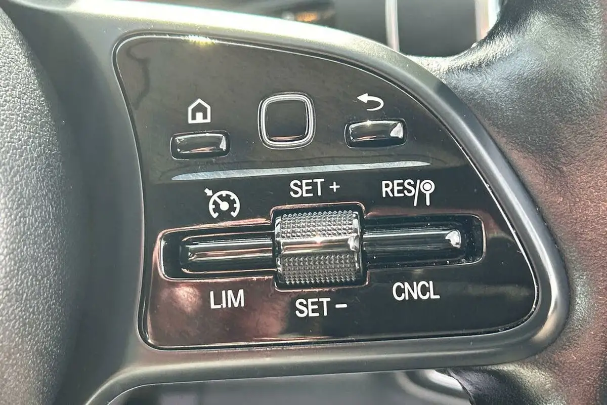 2019-mercedes-benz-c-class-20d-c220d-se-ss-saloon-4d-big-15