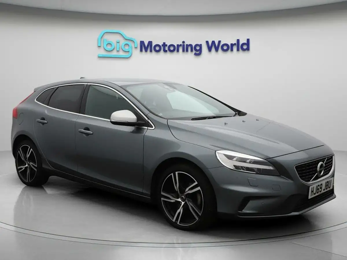 2019-volvo-v40-20-t2-r-design-edition-big-0