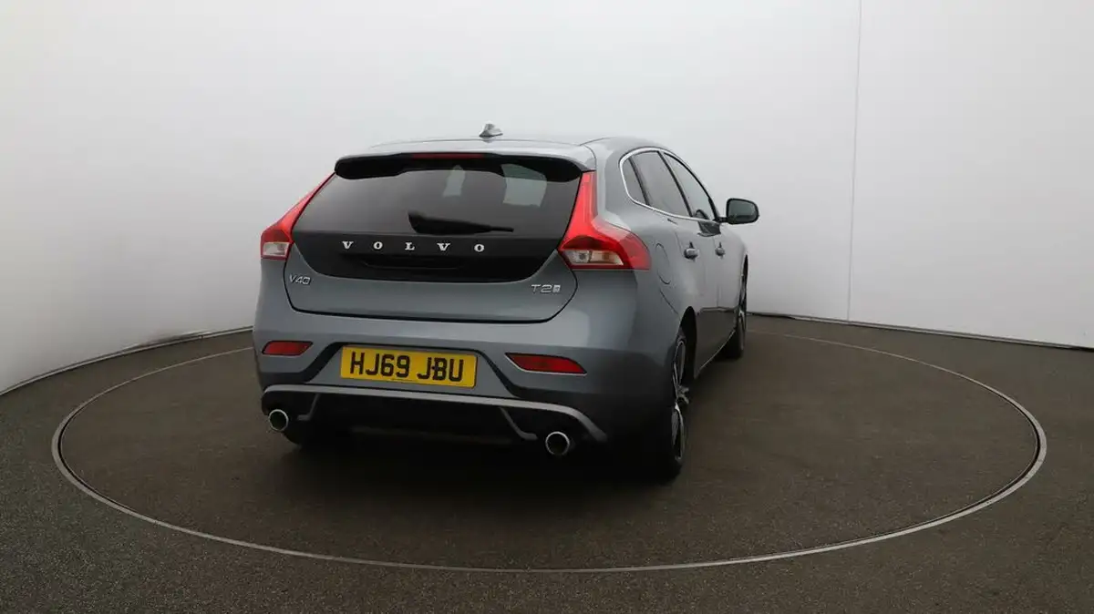 2019-volvo-v40-20-t2-r-design-edition-big-52