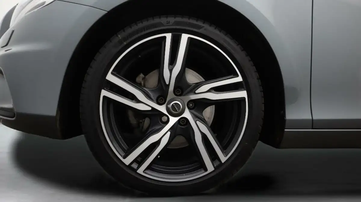 2019-volvo-v40-20-t2-r-design-edition-big-28