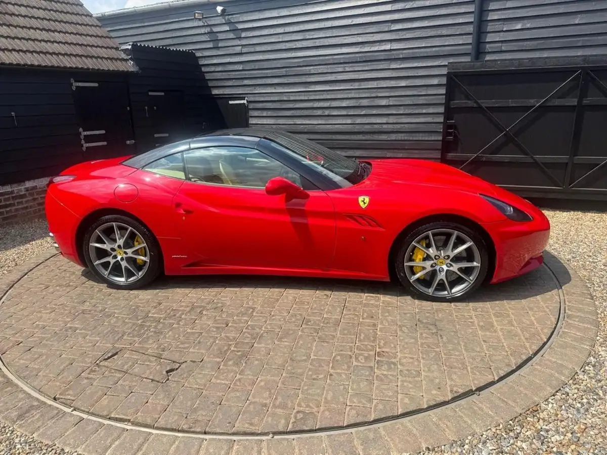 2010-ferrari-california-43-big-32