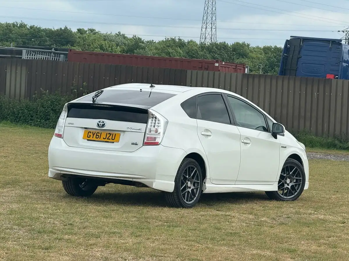 2011-toyota-prius-18-vvt-i-t-spirit-10th-anniversary-big-7