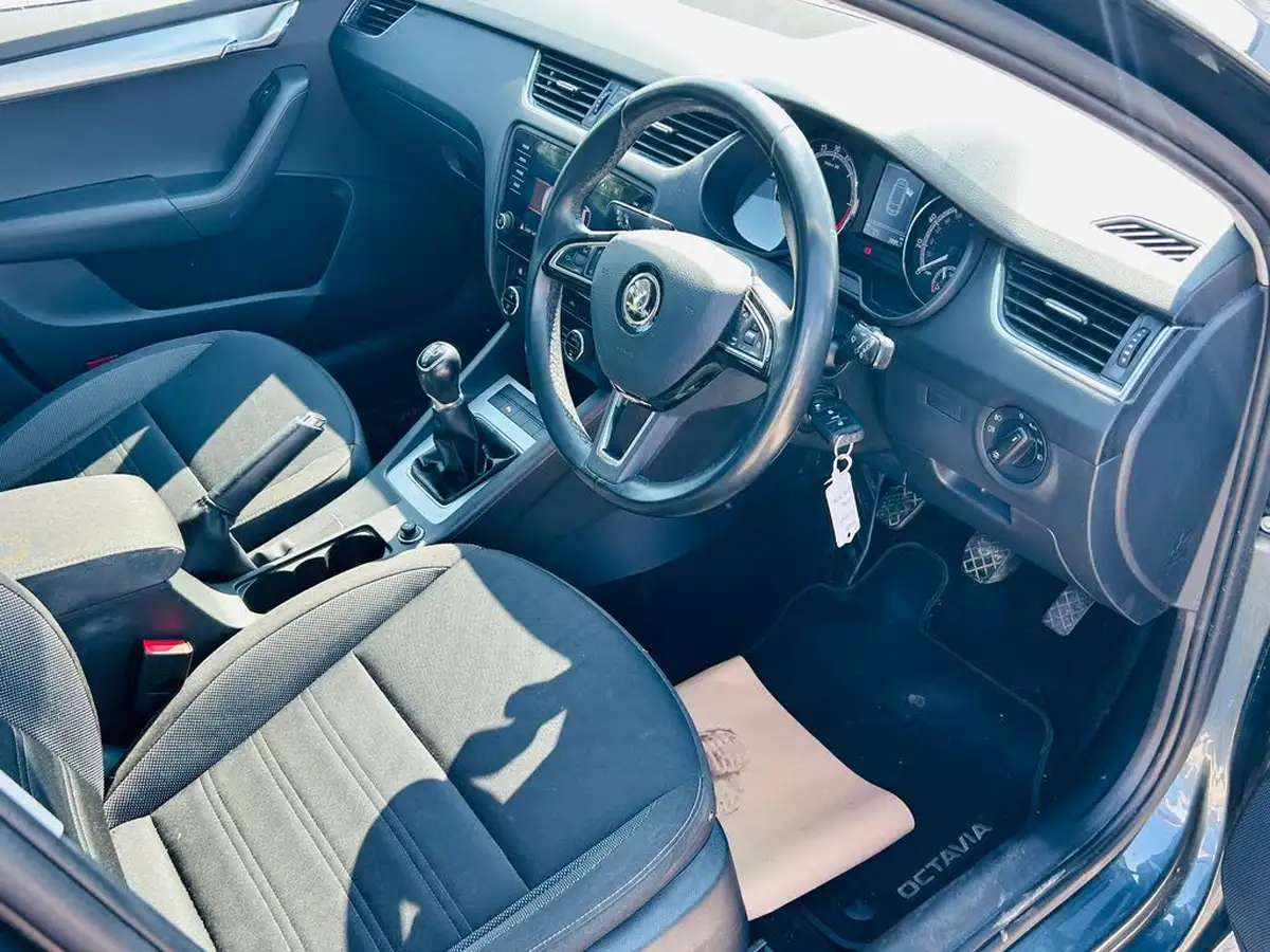 2019-skoda-octavia-16tdi-se-technology-estate-big-1