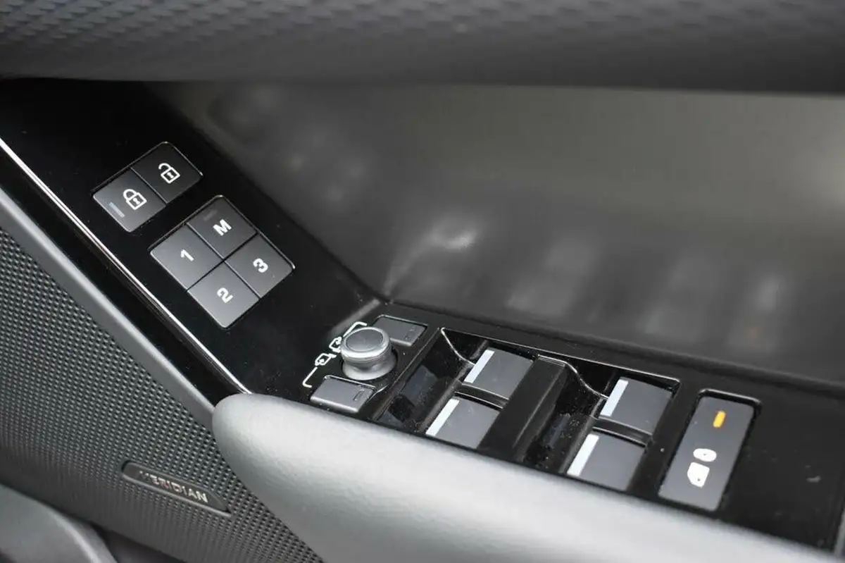 2021-land-rover-range-rover-velar-20-d200-s-big-21