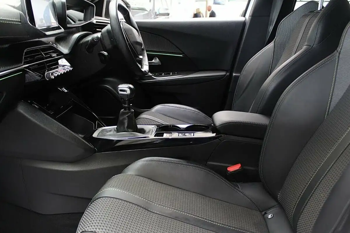 2021-peugeot-2008-suv-12-puretech-gt-big-21