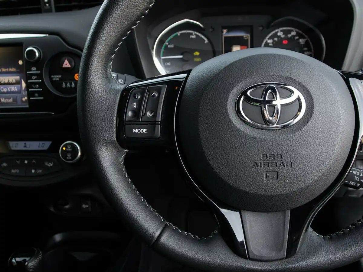 2018-toyota-yaris-15-vvt-i-grey-bi-tone-hybrid-big-18
