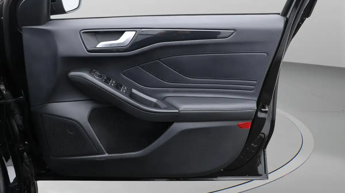 2023-ford-focus-10t-st-line-vignale-125ps-hybrid-mhev-hatchback-powershift-big-15