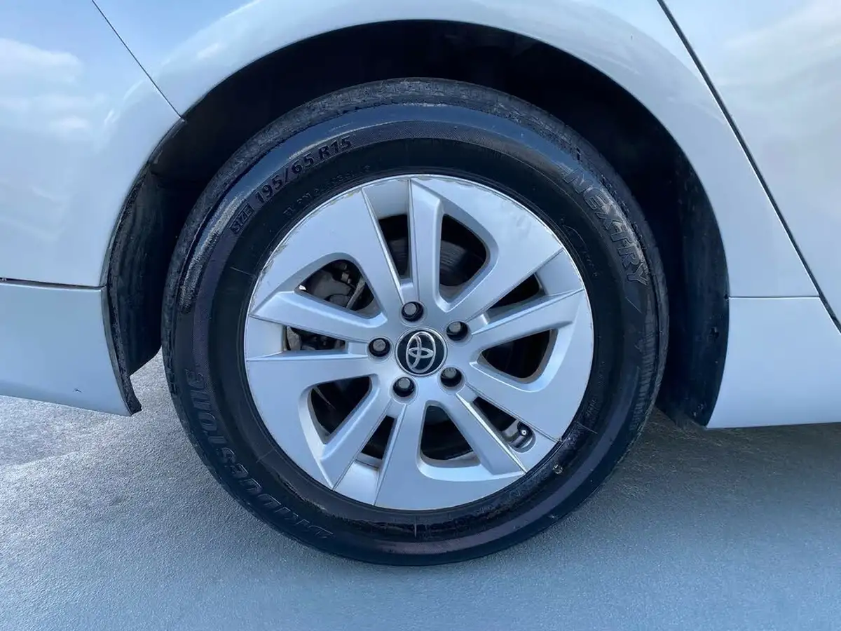 2017-toyota-prius-hybrid-big-41