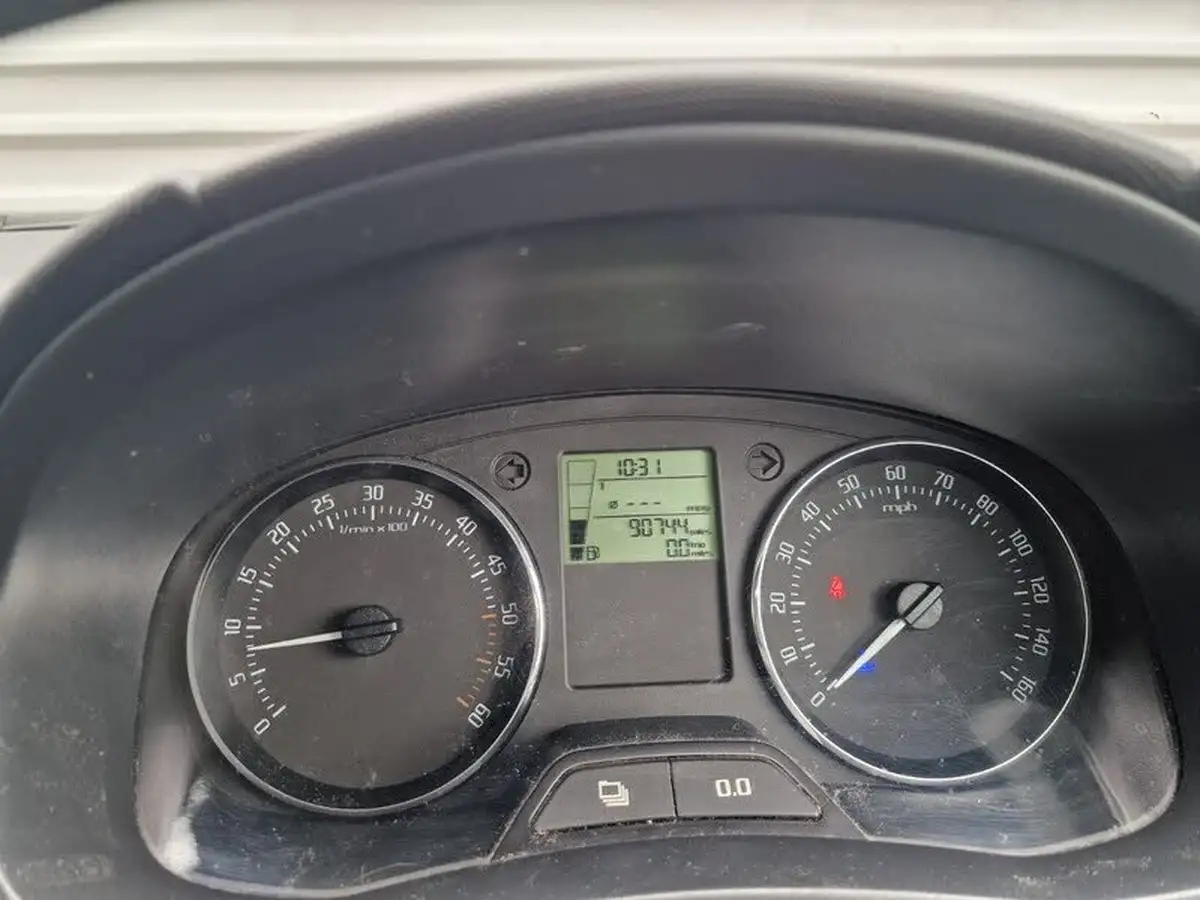 2013-skoda-roomster-16tdi-scout-105ps-big-10