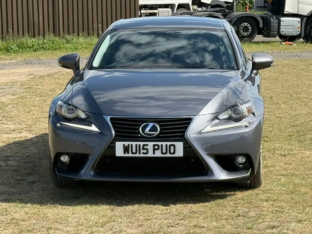 2015-lexus-is-300h-25-luxury-big-1