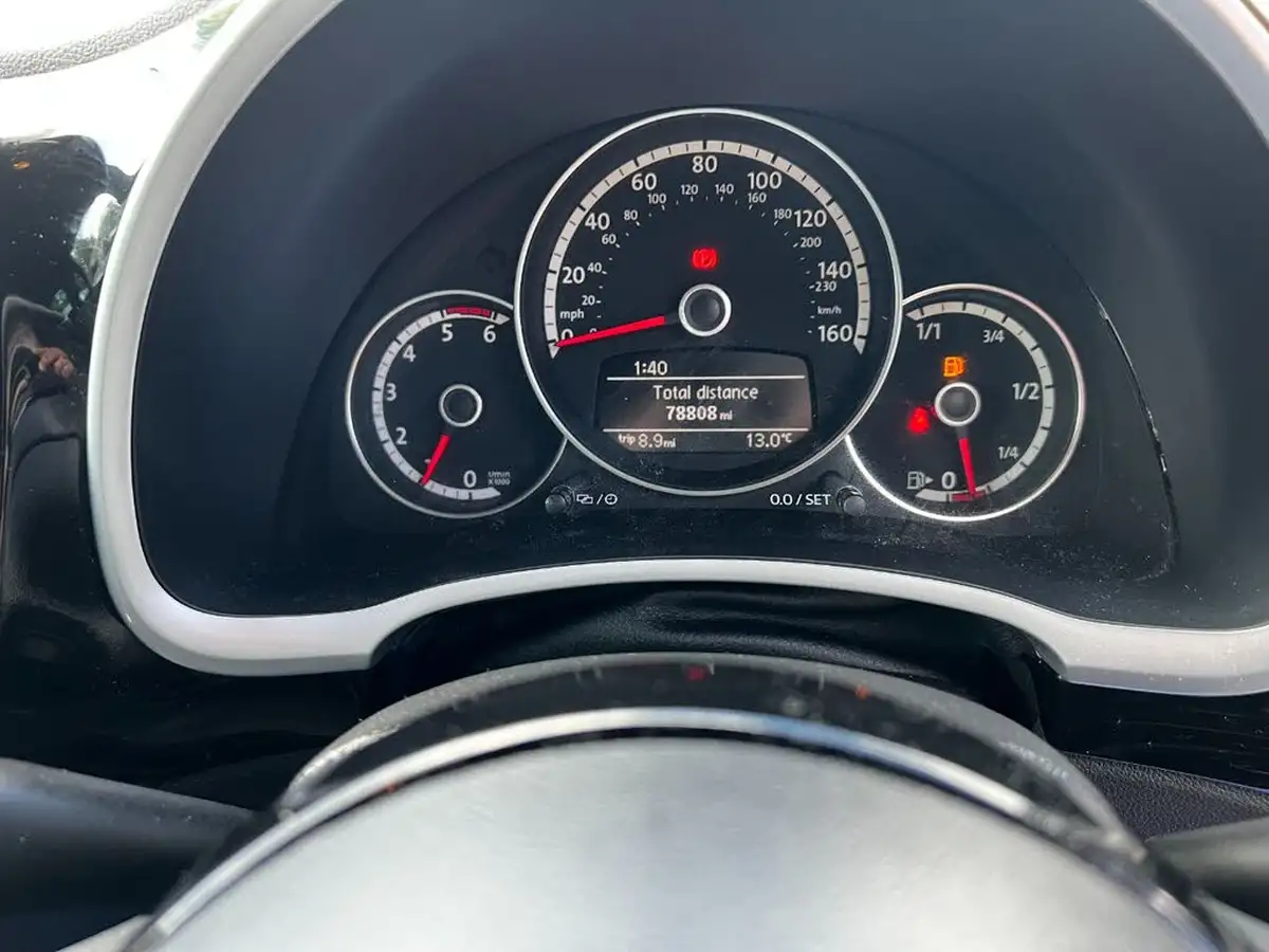 2013-volkswagen-beetle-20tdi-sport-hatchback-3d-big-12