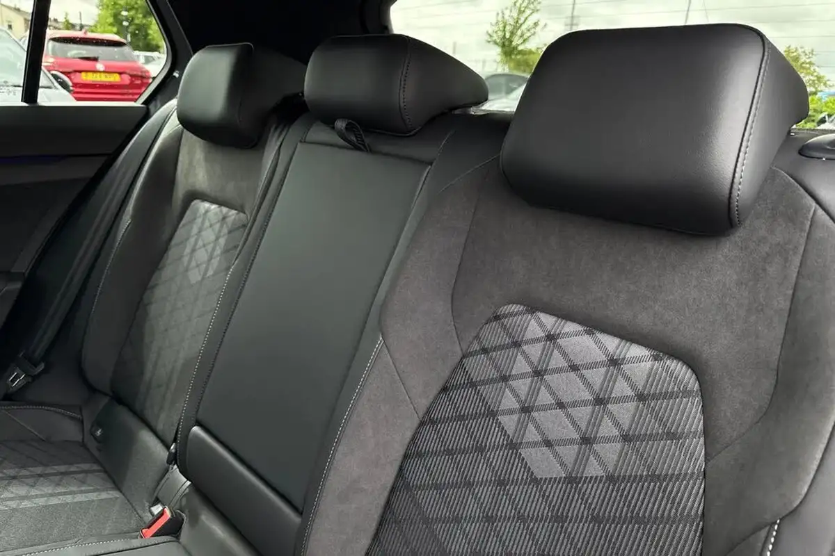 2025-volkswagen-golf-15-etsi-r-line-hatchback-big-17