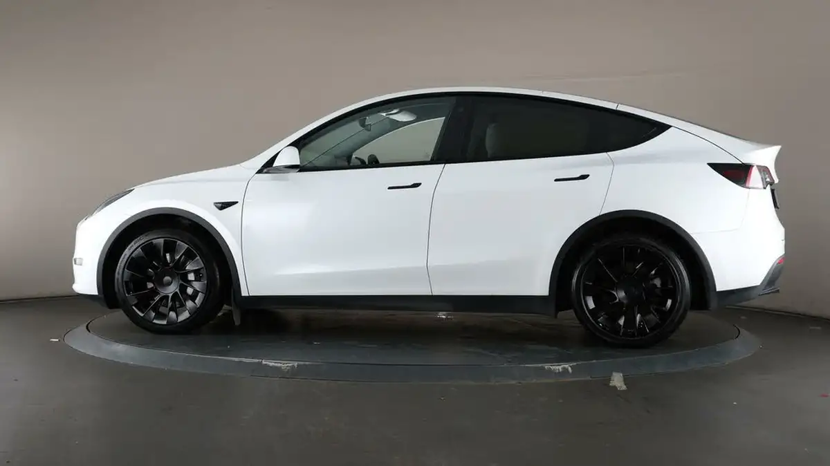 2022-tesla-model-y-e-long-range-big-35