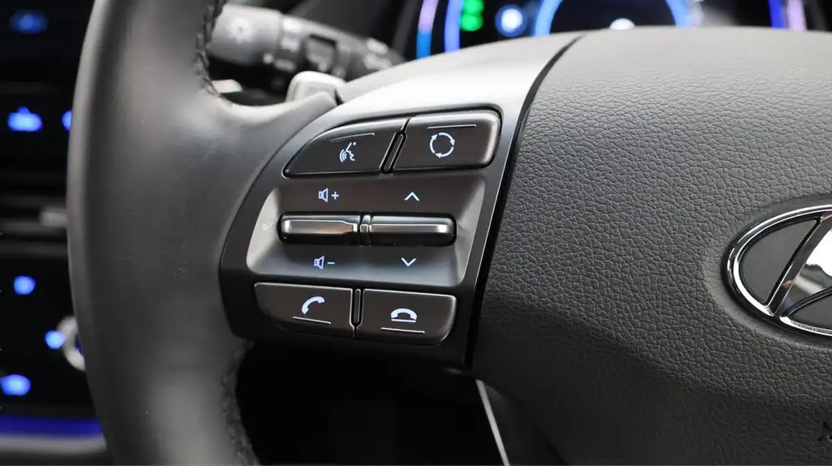 2022-hyundai-ioniq-e-premium-electric-big-24