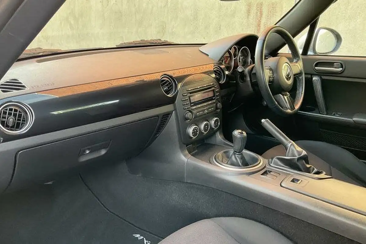 2014-mazda-mx-5-18-se-air-con-big-17