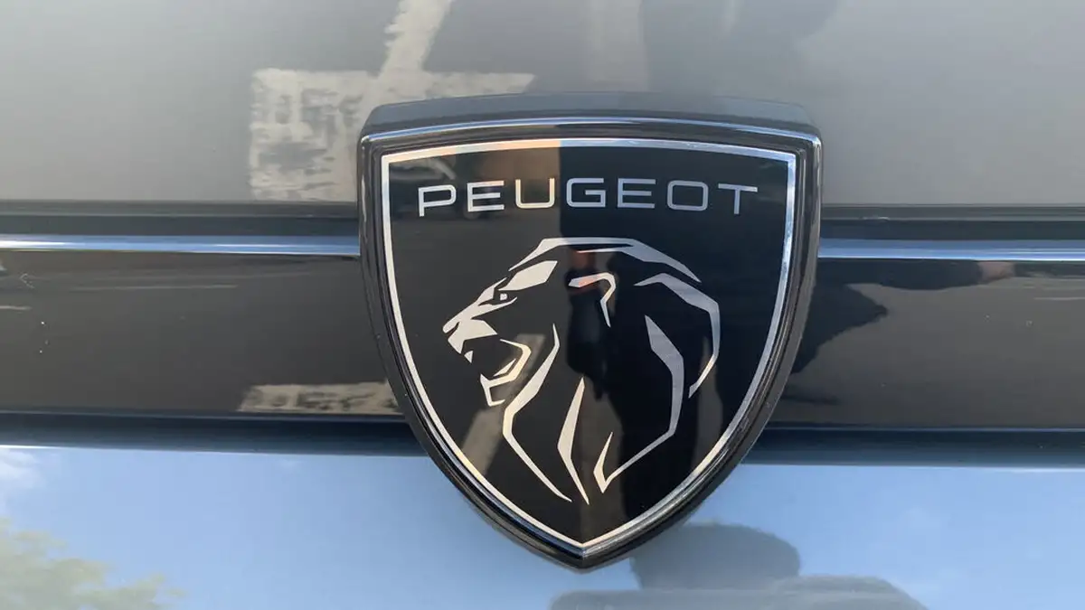 2024-peugeot-408-12-puretech-gt-130ps-ss-eat8-big-25