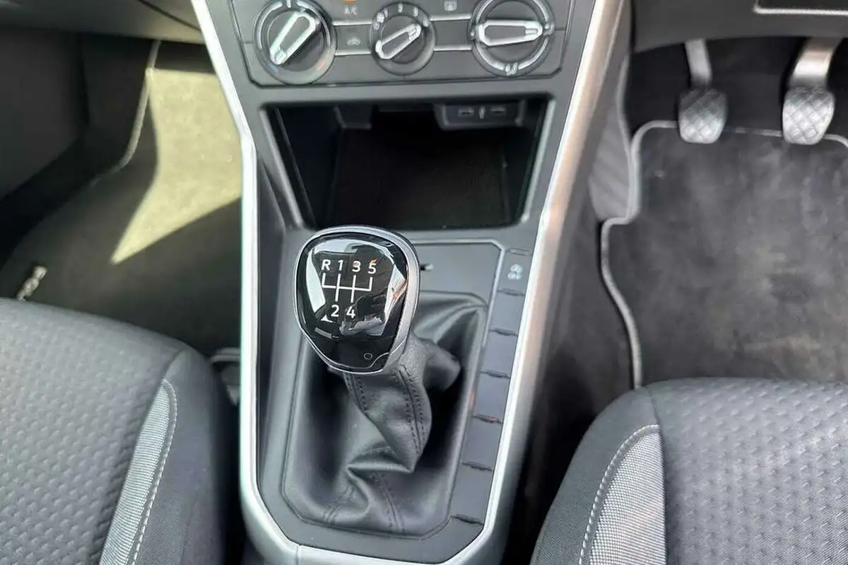 2022-volkswagen-polo-10-life-big-18