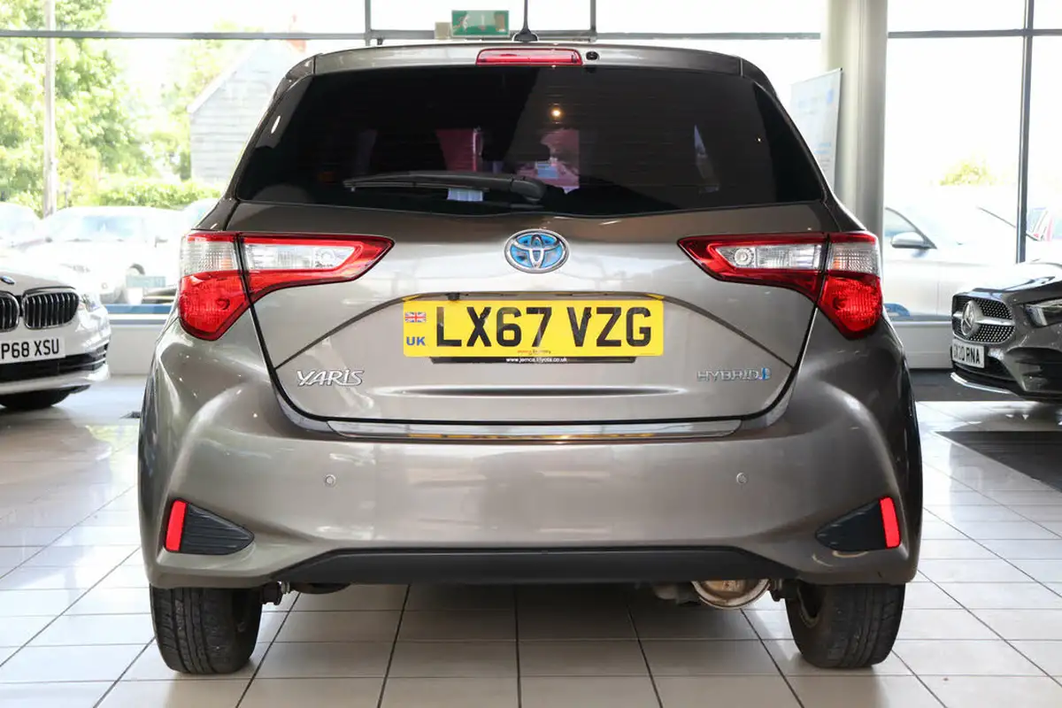 2017-toyota-yaris-15-vvt-i-icon-tech-98bhp-hybrid-1497cc-e-cvt-big-6