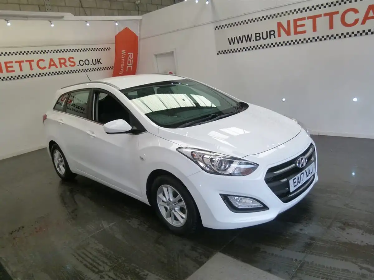 2017-hyundai-i30-16crdi-se-110ps-blue-drive-tourer-big-2