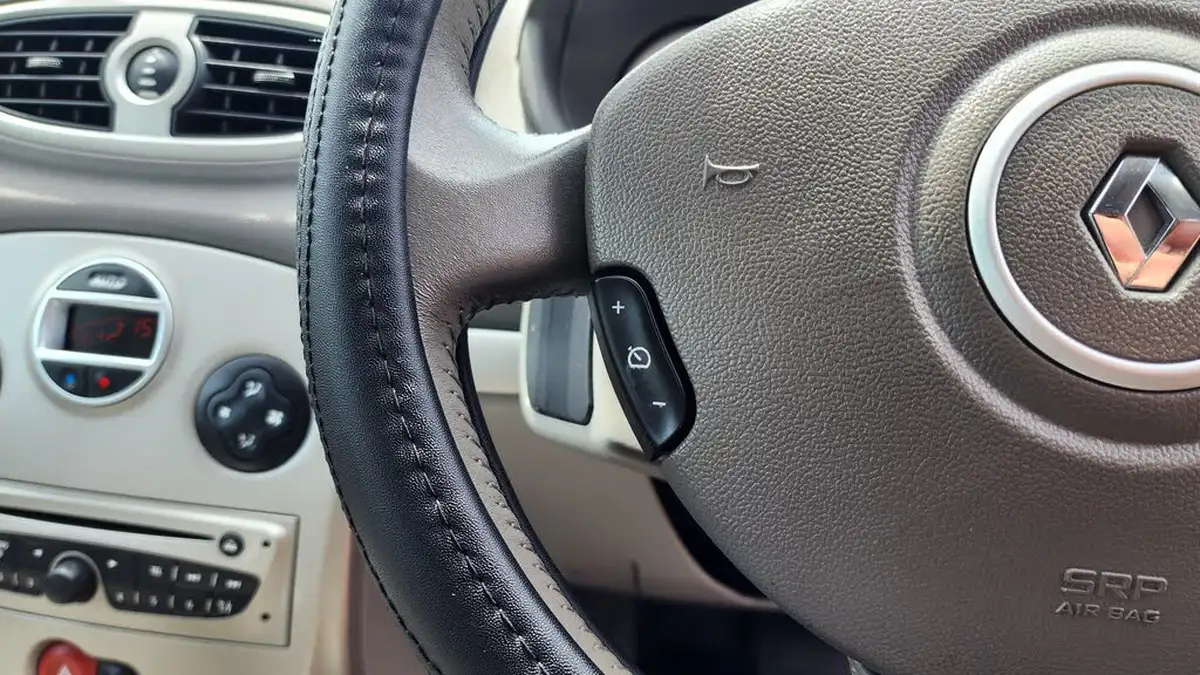 2010-renault-clio-16-initiale-tomtom-big-25