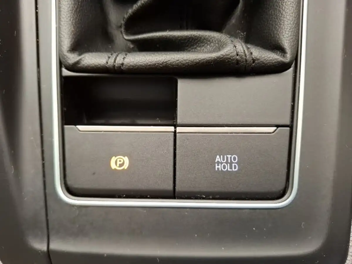2023-volkswagen-golf-10-tsi-life-hatchback-big-15