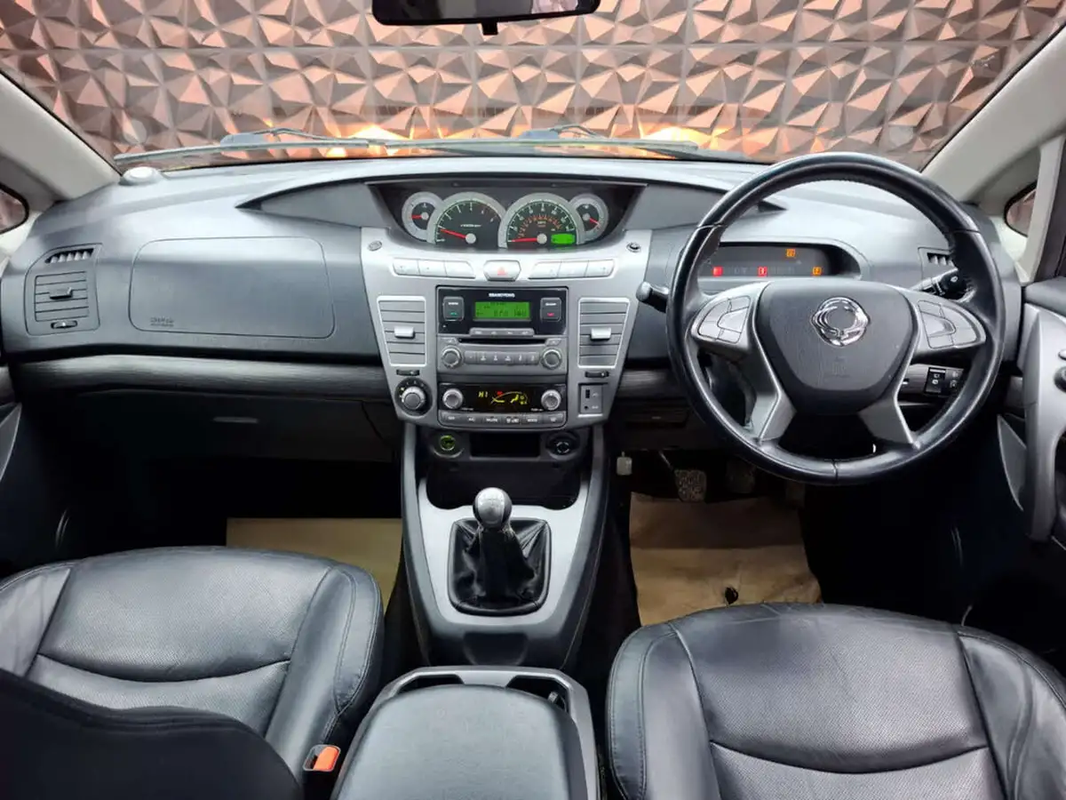 2016-kgm-ssangyong-turismo-22td-ex-big-43