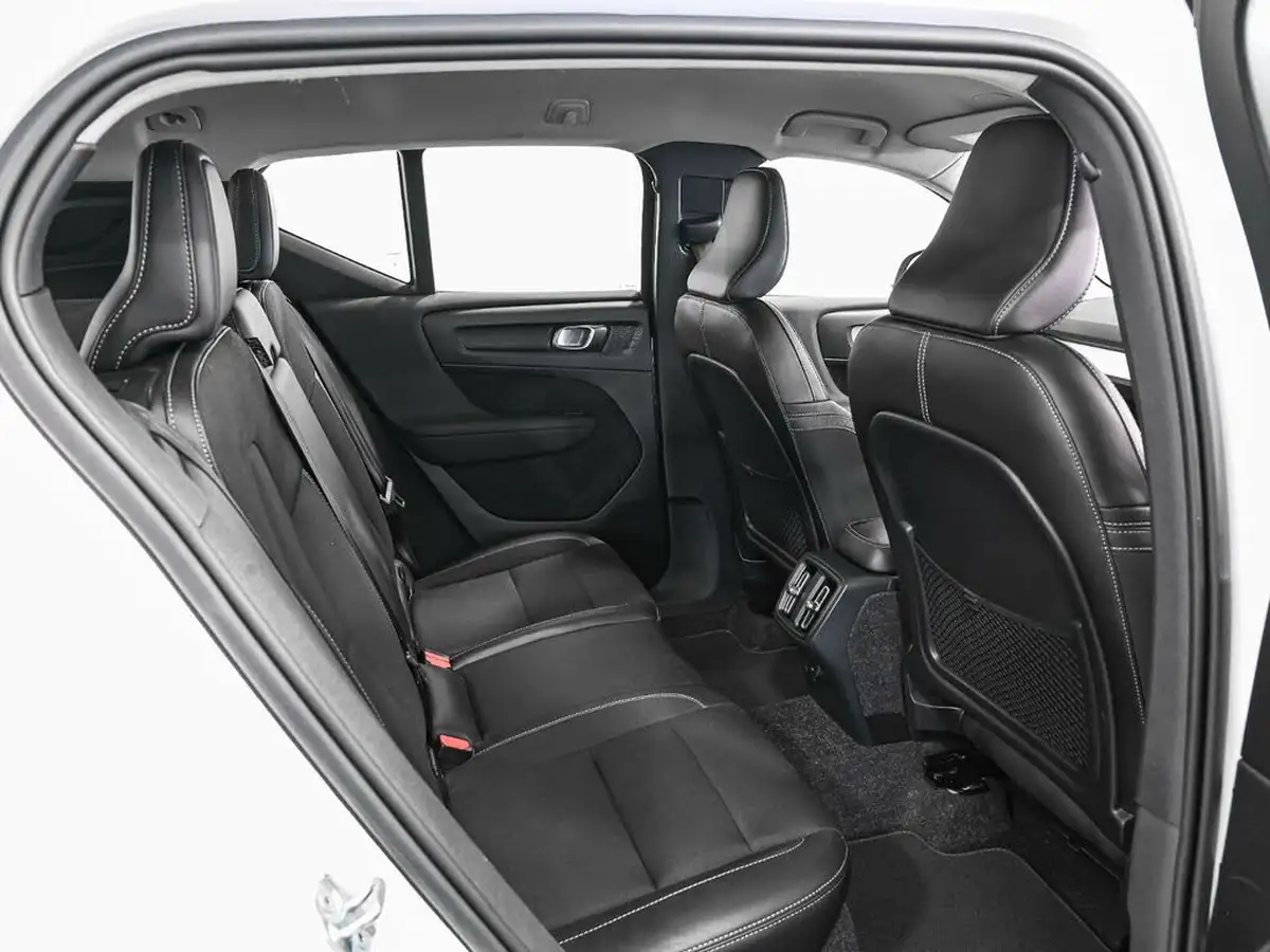 2019-volvo-xc40-20td-d3-momentum-pro-awd-geartronic-big-20