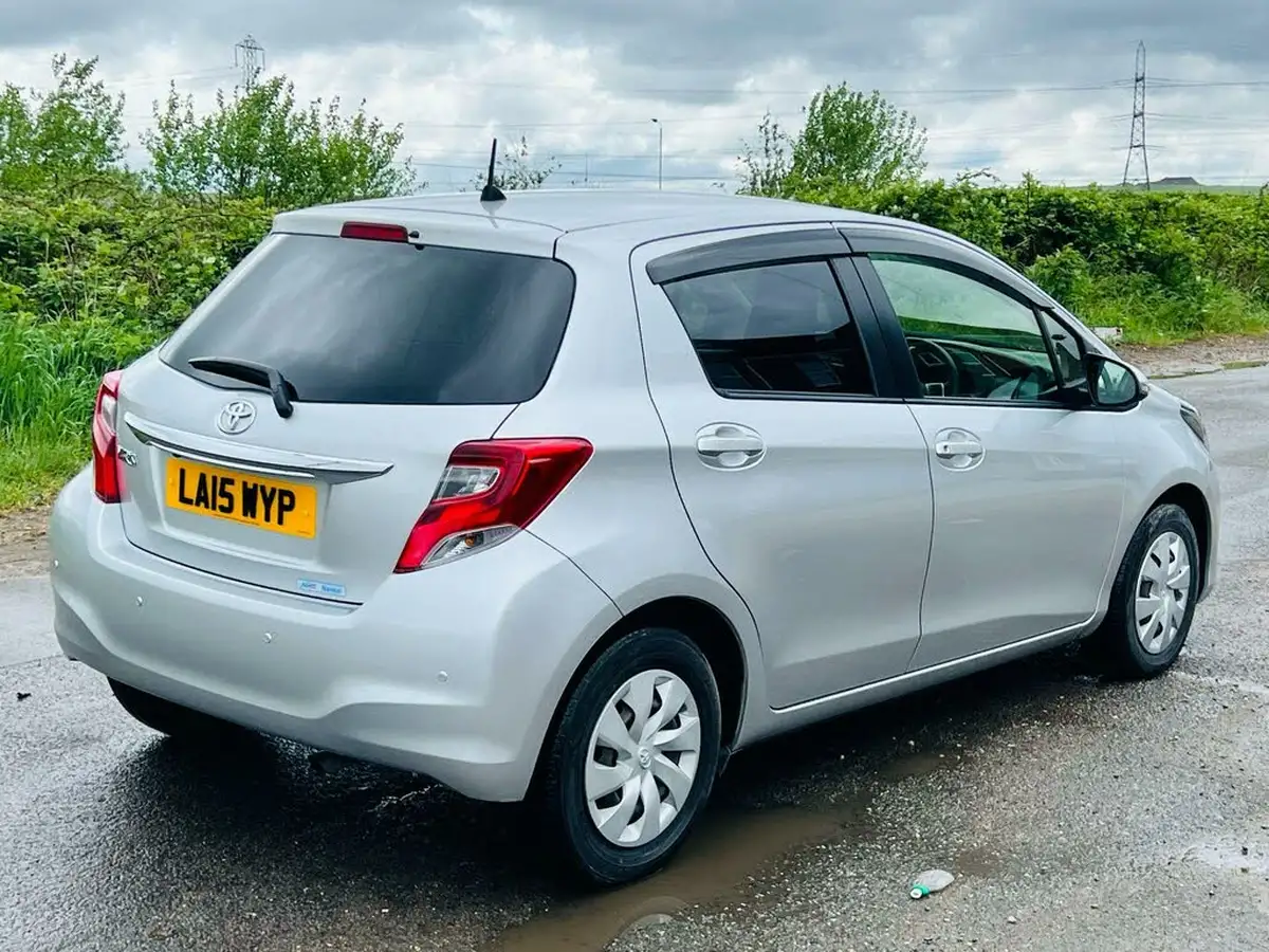 2015-toyota-yaris-133-icon-vvt-i-nav-5d-cvt-big-1