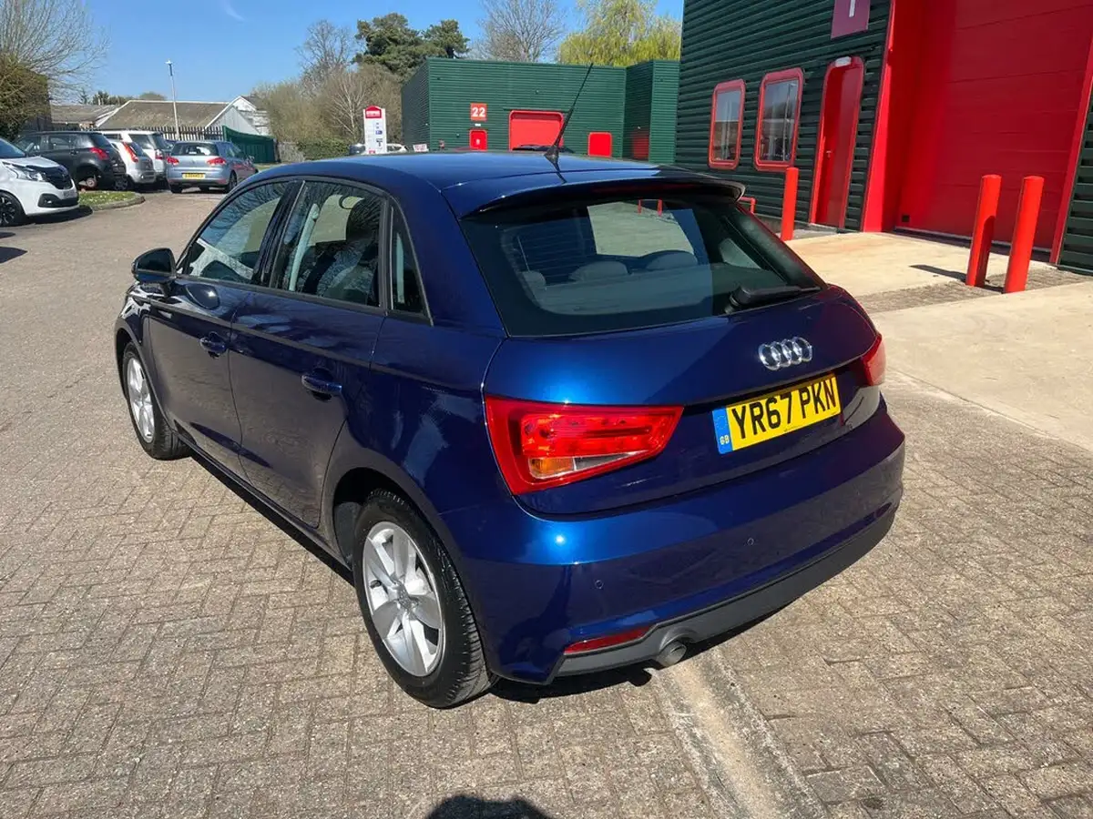 2017-audi-a1-16tdi-se-sportback-5d-s-tronic-big-3